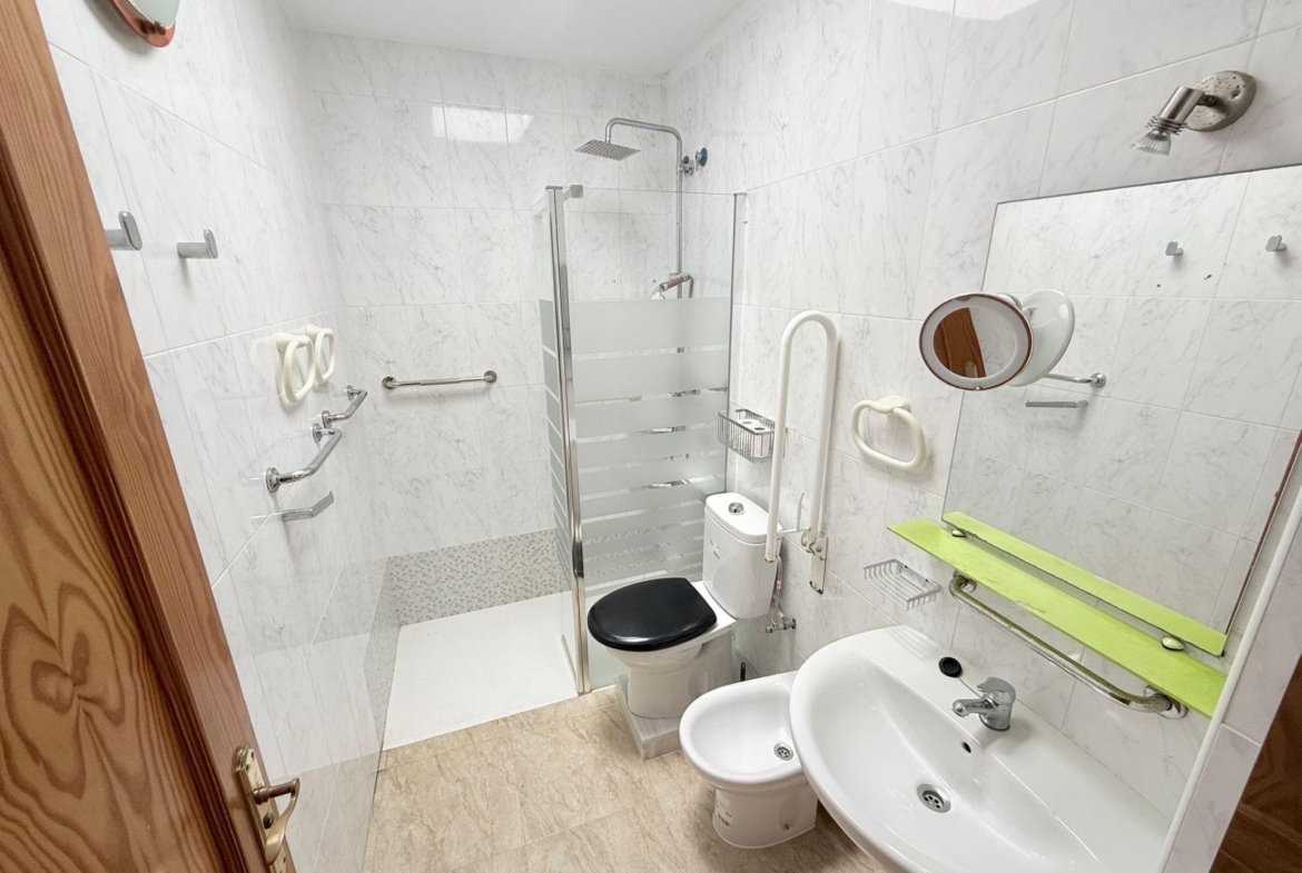 Ideal Home Steps from the Beach with Tourist License