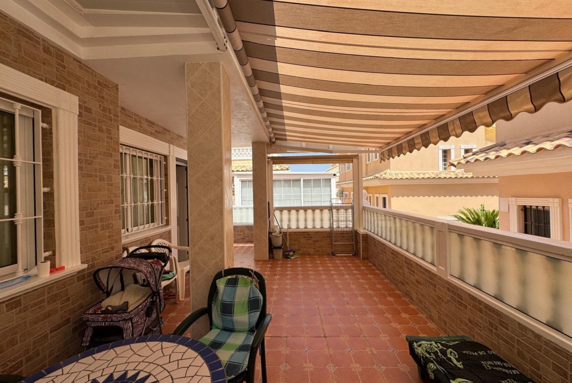 ADOSADO EN GUARDAMAR DEL SEGURA CON GARAJE A 400 METROS DE PLAYA. 3 DORM. 2 BAÑOS. SOTANO DE 60 M2. PISCINA COMUNITARIA.