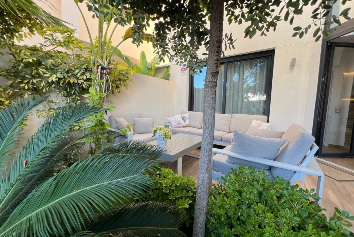 VILLA OBRA NUEVA! 3 DORMITORIOS. 3 BAÑOS. PARCELA 200 M2. PISCINA PROPIA. GARAJE.