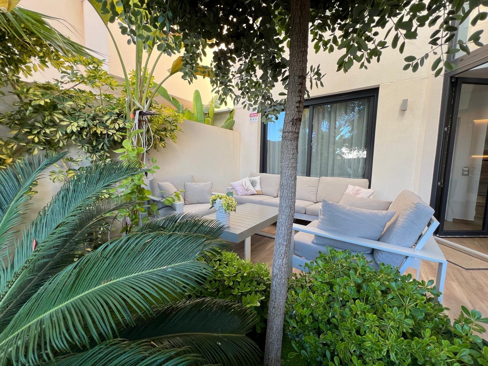 VILLA OBRA NUEVA! 3 DORMITORIOS. 3 BAÑOS. PARCELA 200 M2. PISCINA PROPIA. GARAJE.