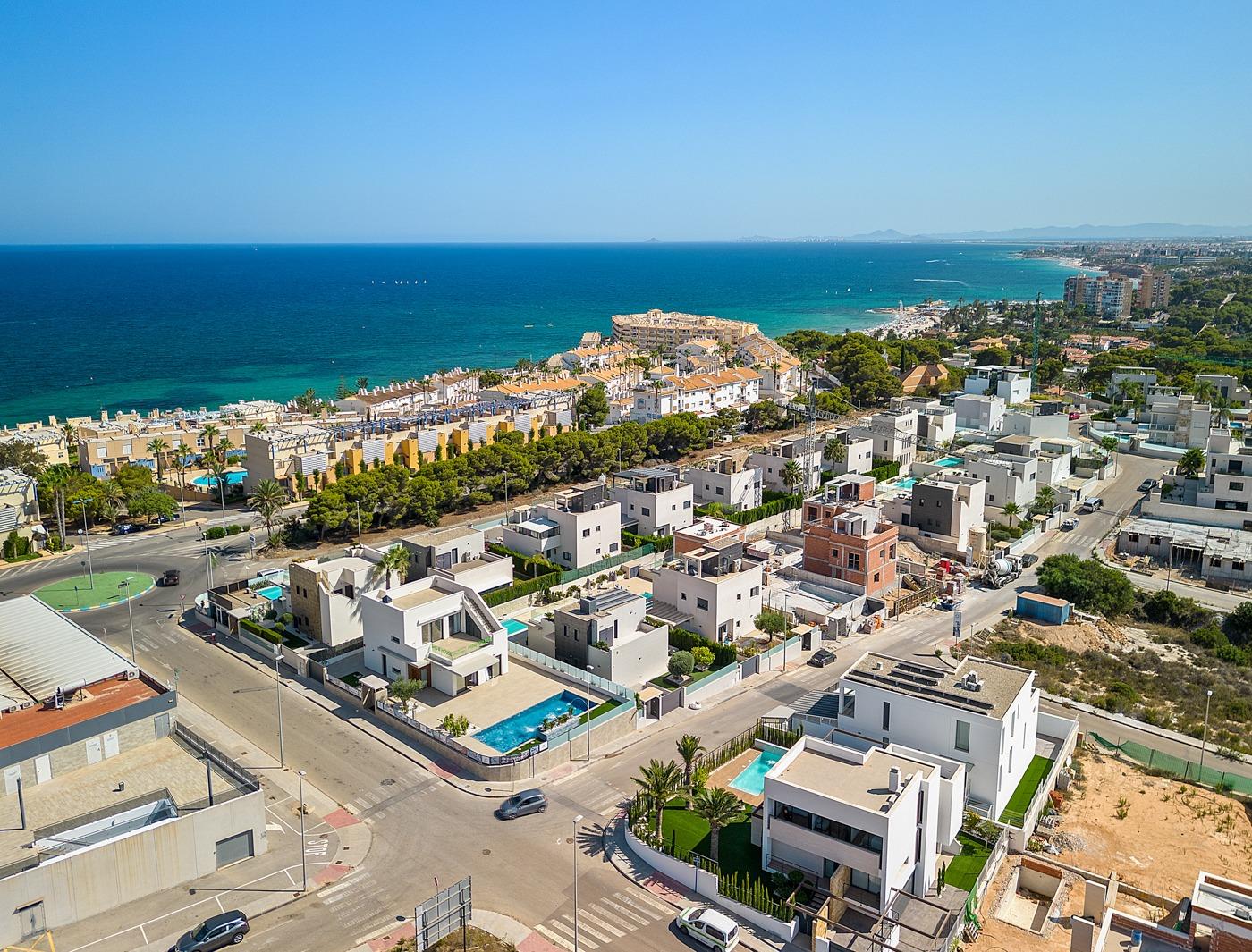 4-12-58 OBRA NUEVA! VILLA DE LUJO EN ORIHUELA COSTA. PLAYA A 350 METROS.