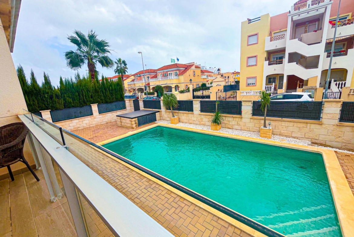 VILLA DE LUJO EN LA ZENIA. 5 DORM. 4 BAÑOS. PISCINA PRIVADA. PARCELA 410 M2.