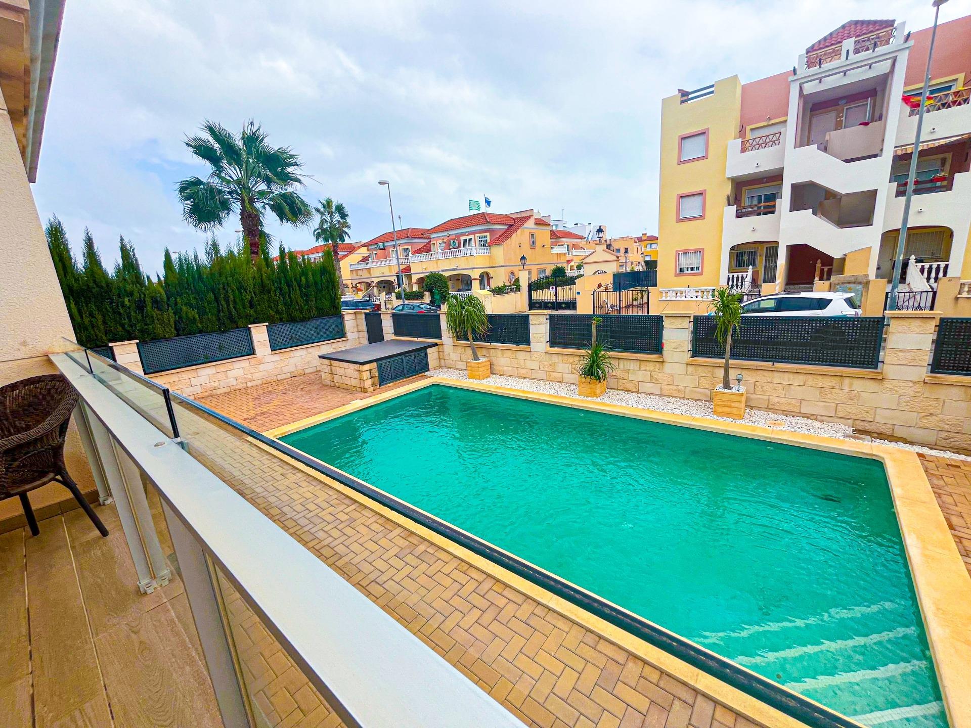 4-12-61 VILLA DE LUJO EN LA ZENIA. 5 DORM. 4 BAÑOS. PISCINA PRIVADA. PARCELA 410 M2.