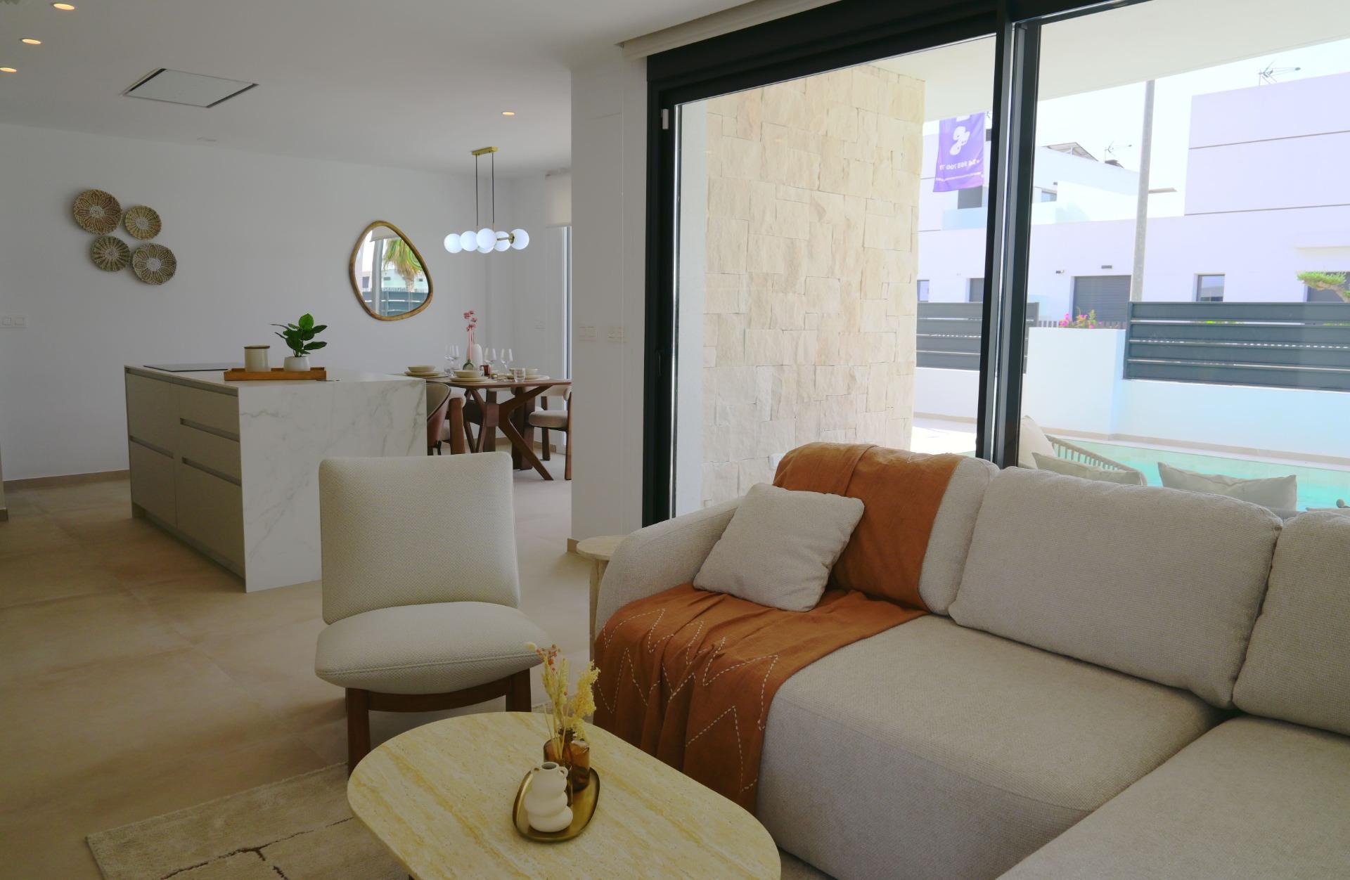4-12-66 EXCLUSIVIDAD Y BIENETAR: VILLA CON JARDÍN Y GARAJE PRIVADO