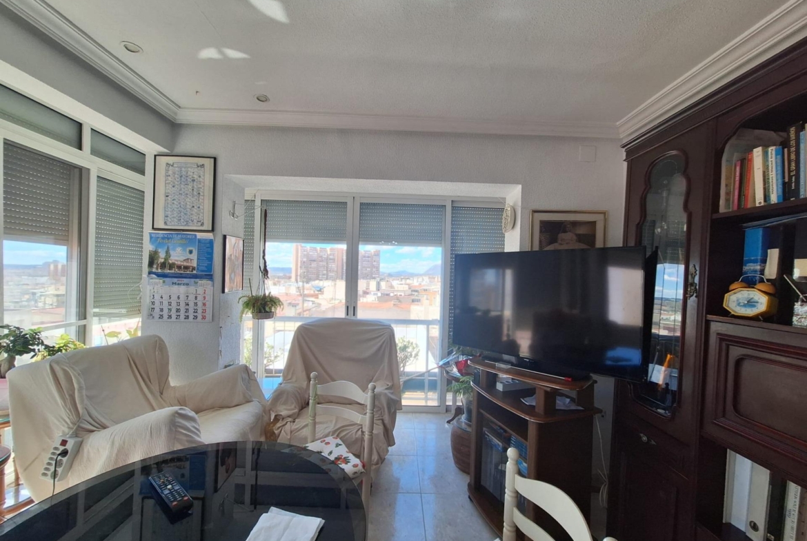 PISO AMPLIO Y LUMINOSO CON ASCENSOR EN PINTOR GISBERT – SAN BLAS