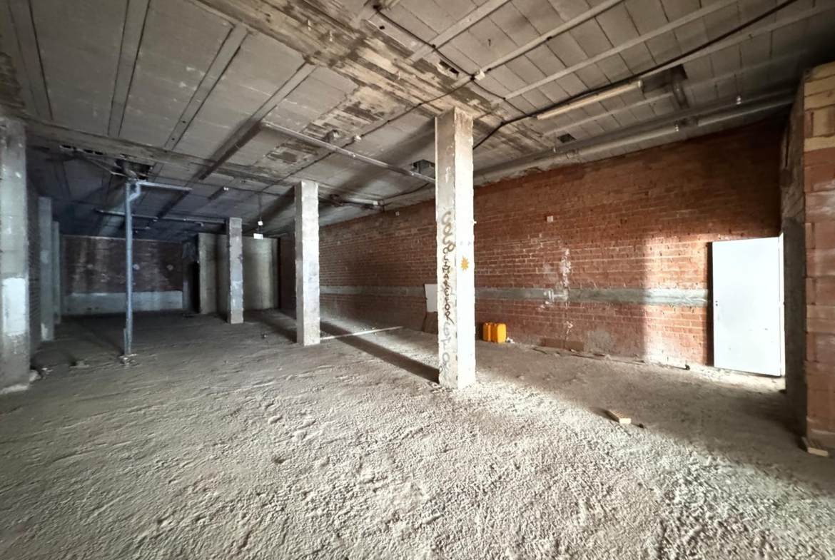 SE VENDE LOCAL COMERCIAL CON 261 M2. A 150 METROS DE LA PLAYA. PARA CUALQUER TIPO DE NEGOCIO.