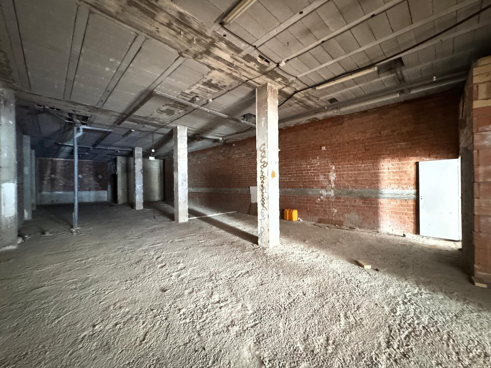 4-12-74 SE VENDE LOCAL COMERCIAL CON 261 M2. A 150 METROS DE LA PLAYA. PARA CUALQUER TIPO DE NEGOCIO.