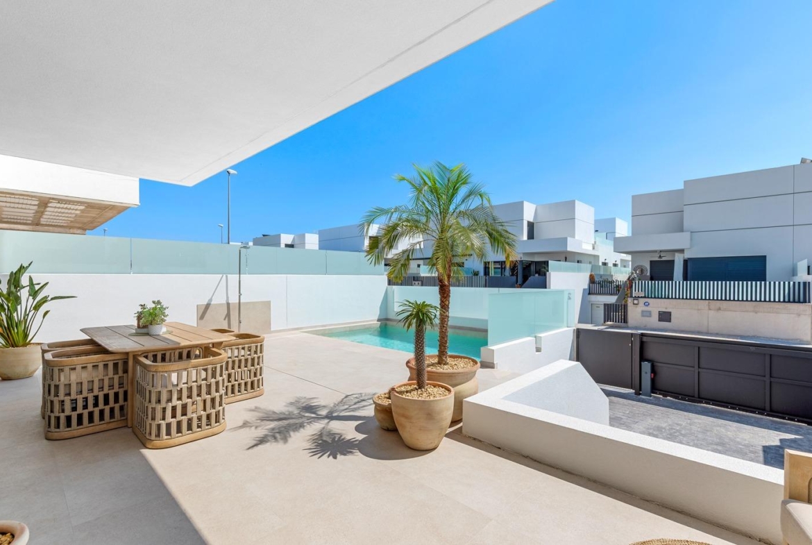 VILLA DE LUJO EN DOLORES DE 3 DORMEM. PISCINA PRIVADA. 205 M2 DE PARCELA. DOS TERRAZAS. PARKING.
