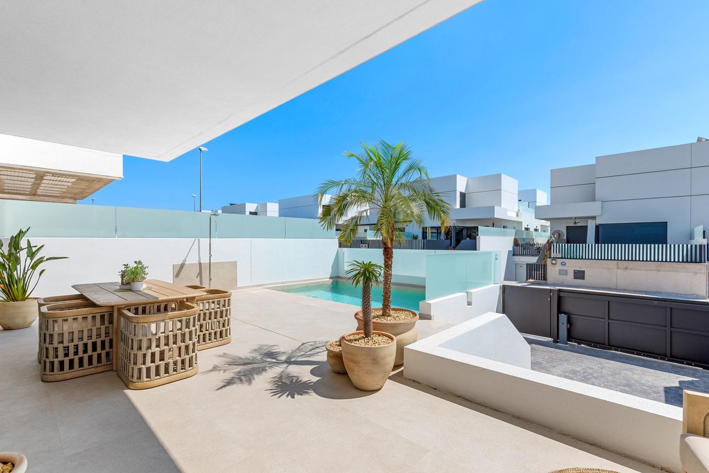 4-12-90 VILLA DE LUJO EN DOLORES DE 3 DORMEM. PISCINA PRIVADA. 205 M2 DE PARCELA. DOS TERRAZAS. PARKING.