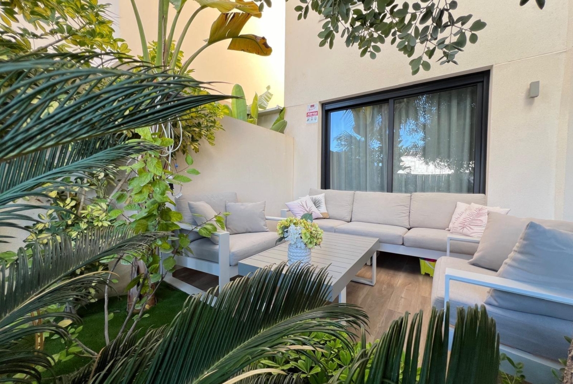 VILLA OBRA NUEVA! 3 DORMITORIOS. 3 BAÑOS. PARCELA 200 M2. PISCINA PROPIA. GARAJE.