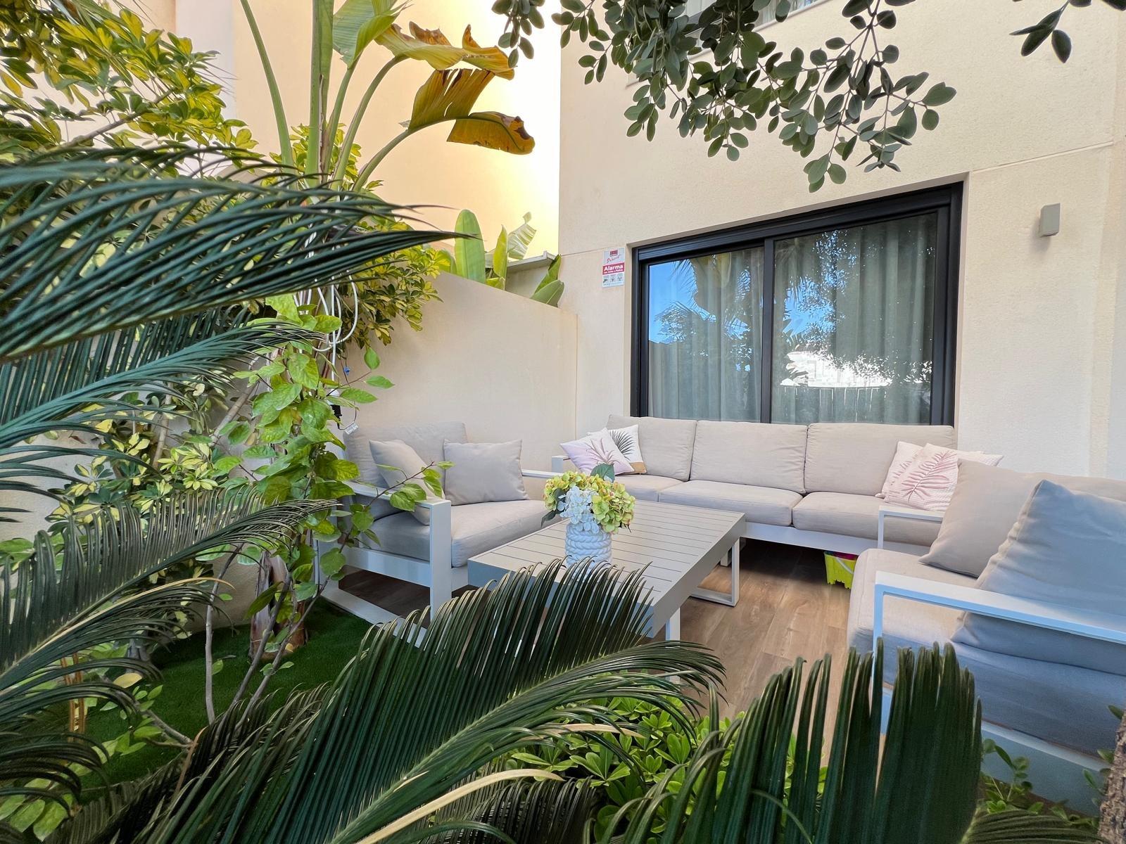 VILLA OBRA NUEVA! 3 DORMITORIOS. 3 BAÑOS. PARCELA 200 M2. PISCINA PROPIA. GARAJE.