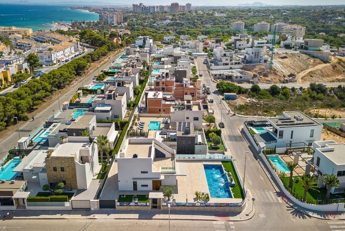 OBRA NUEVA! VILLA DE LUJO EN ORIHUELA COSTA. PLAYA A 350 METROS.