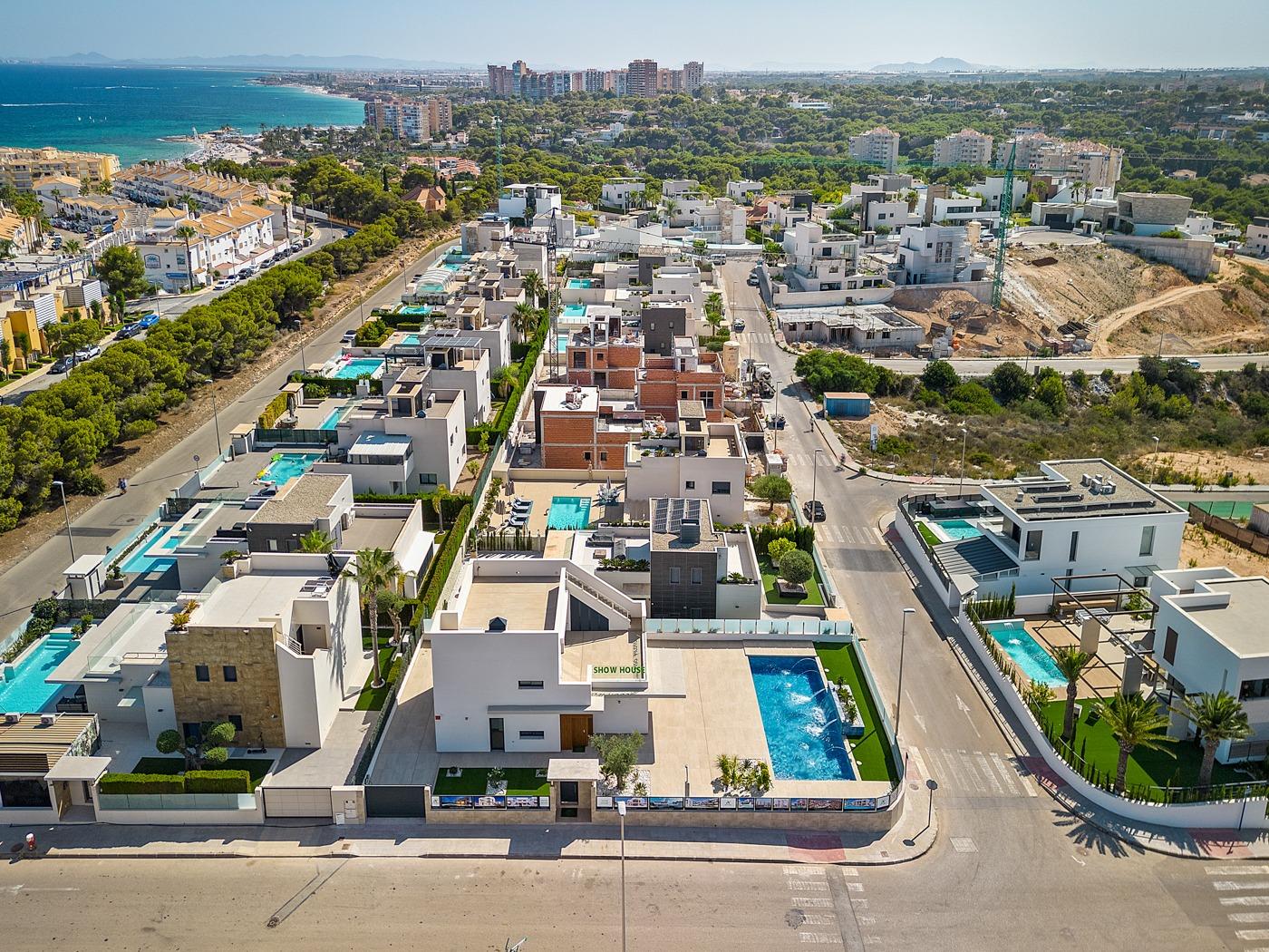 4-13-56 OBRA NUEVA! VILLA DE LUJO EN ORIHUELA COSTA. PLAYA A 350 METROS.