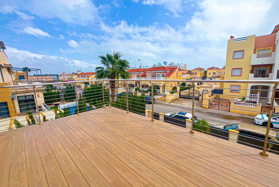 VILLA DE LUJO EN LA ZENIA. 5 DORM. 4 BAÑOS. PISCINA PRIVADA. PARCELA 410 M2.