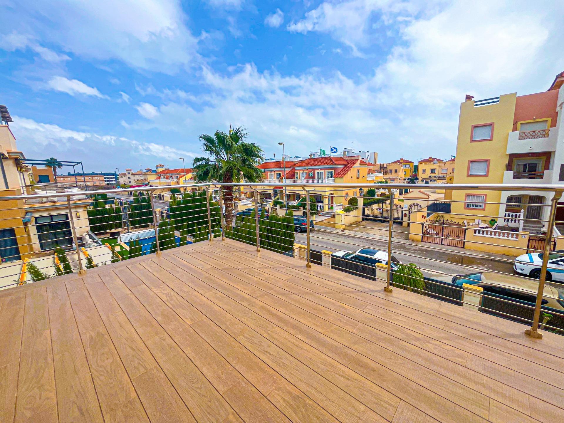 4-13-59 VILLA DE LUJO EN LA ZENIA. 5 DORM. 4 BAÑOS. PISCINA PRIVADA. PARCELA 410 M2.