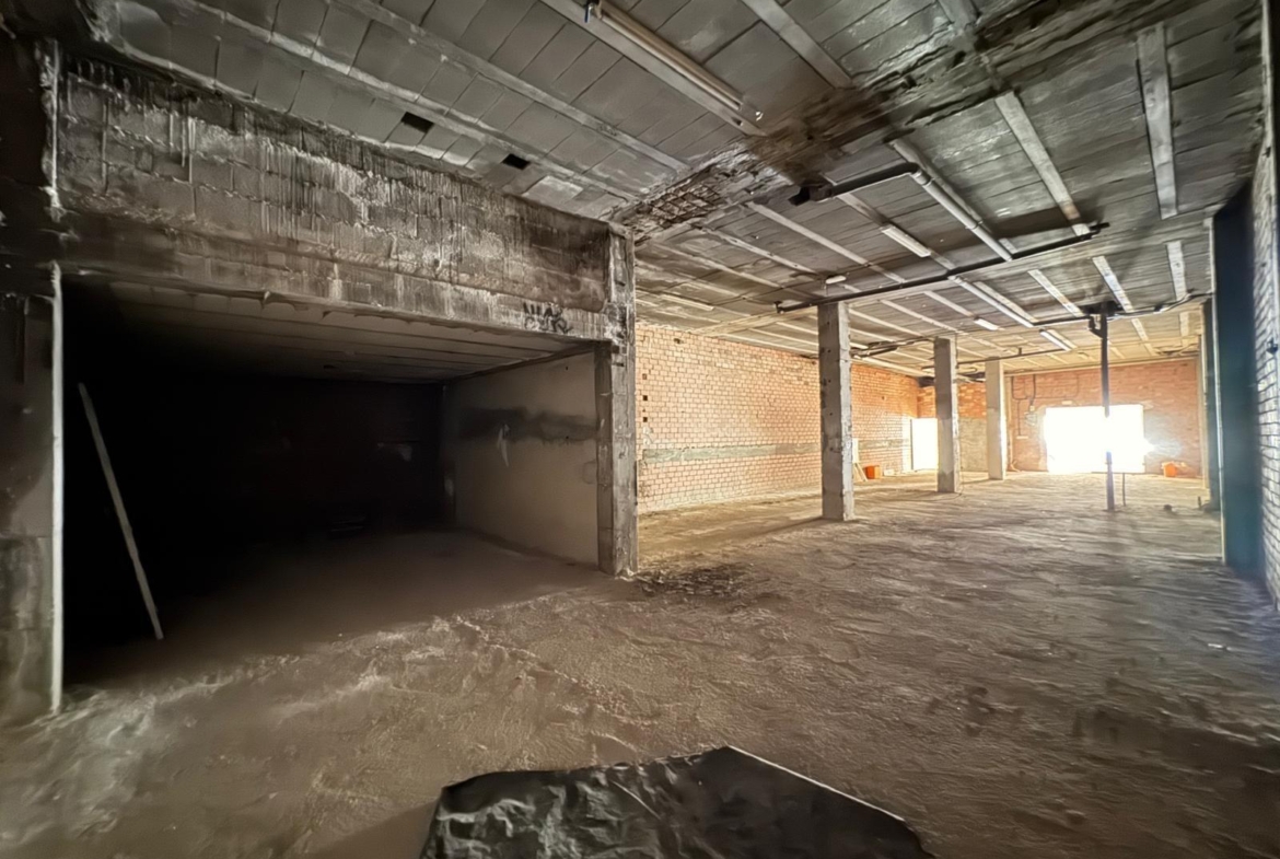 SE VENDE LOCAL COMERCIAL CON 261 M2. A 150 METROS DE LA PLAYA. PARA CUALQUER TIPO DE NEGOCIO.