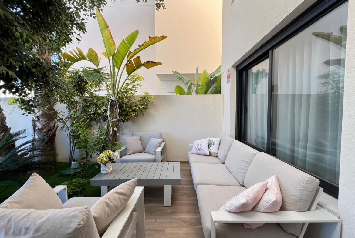 VILLA OBRA NUEVA! 3 DORMITORIOS. 3 BAÑOS. PARCELA 200 M2. PISCINA PROPIA. GARAJE.