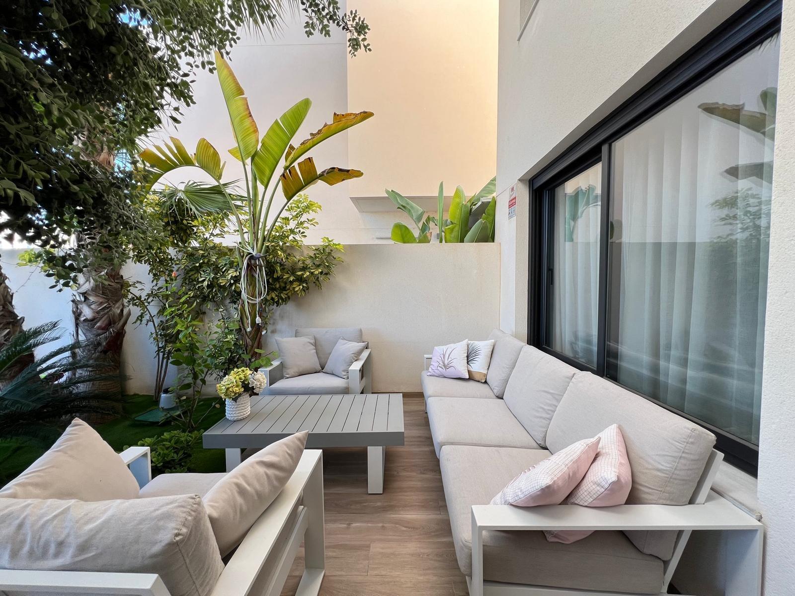 VILLA OBRA NUEVA! 3 DORMITORIOS. 3 BAÑOS. PARCELA 200 M2. PISCINA PROPIA. GARAJE.