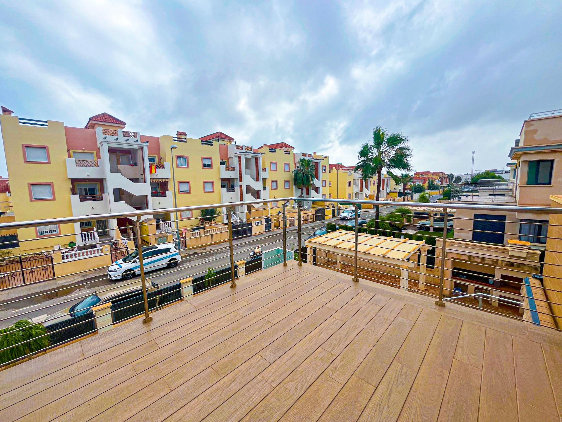 4-14-56 VILLA DE LUJO EN LA ZENIA. 5 DORM. 4 BAÑOS. PISCINA PRIVADA. PARCELA 410 M2.