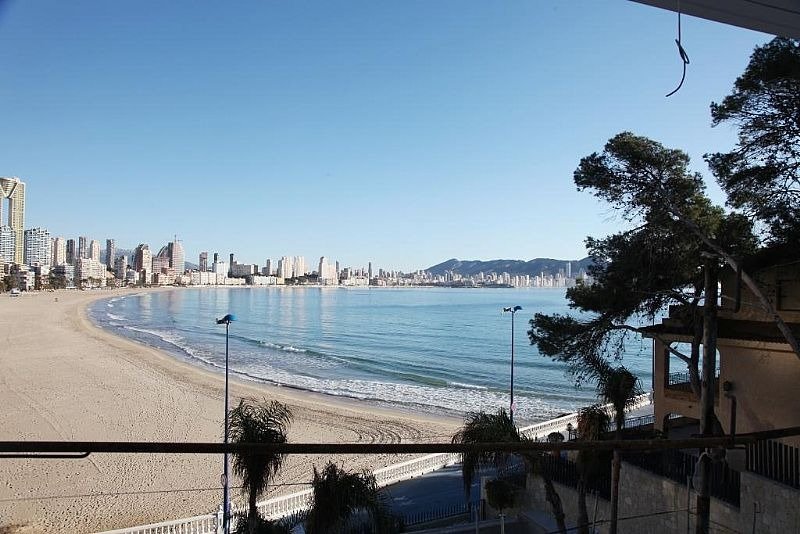 l Impressionante Dúplex a Estrenar en Primera Línea de Playa en Benidorm – Poniente