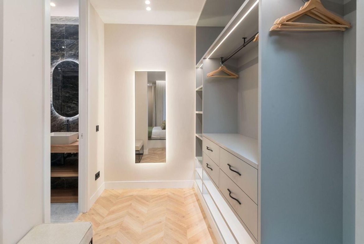 LUXUEUS VOLLEDIG GERENOVEERD APPARTEMENT IN MADRID CENTER