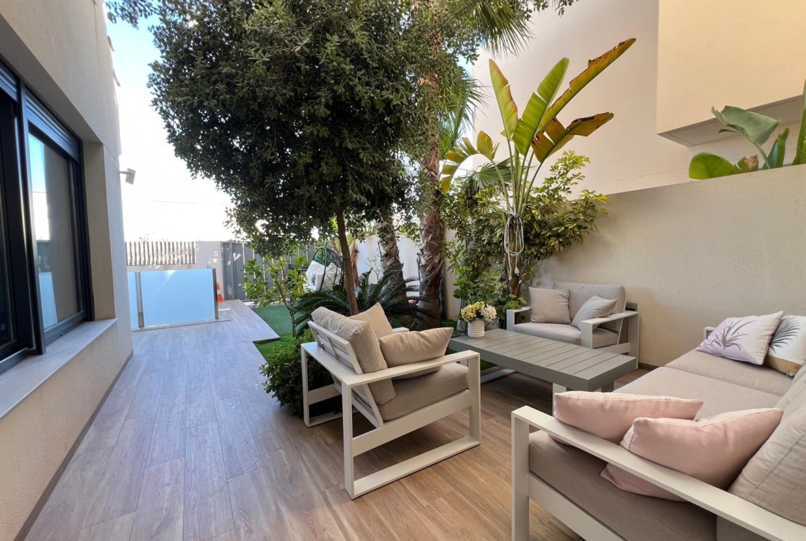 VILLA OBRA NUEVA! 3 DORMITORIOS. 3 BAÑOS. PARCELA 200 M2. PISCINA PROPIA. GARAJE.