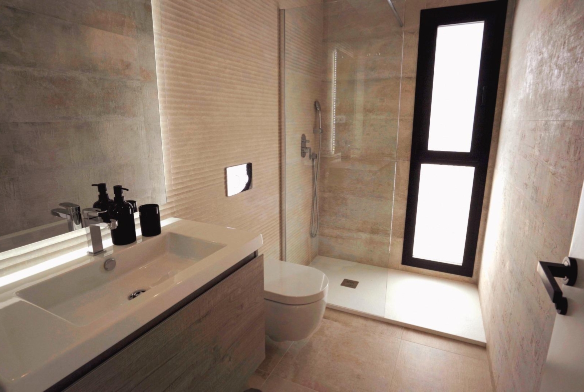 VILLAS DE LUJO! OBRA NUEVA DE ALTA CALIDAD! 3 DORMITORIOS. 3 BAÑOS. PISCINA PRIVADA. PARCELA 180M2.