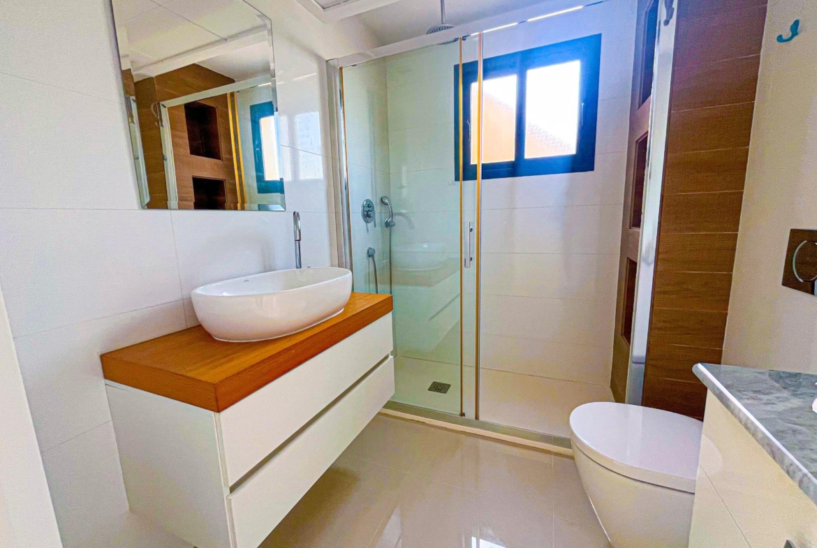 VILLA DE LUJO EN LA ZENIA. 5 DORM. 4 BAÑOS. PISCINA PRIVADA. PARCELA 410 M2.