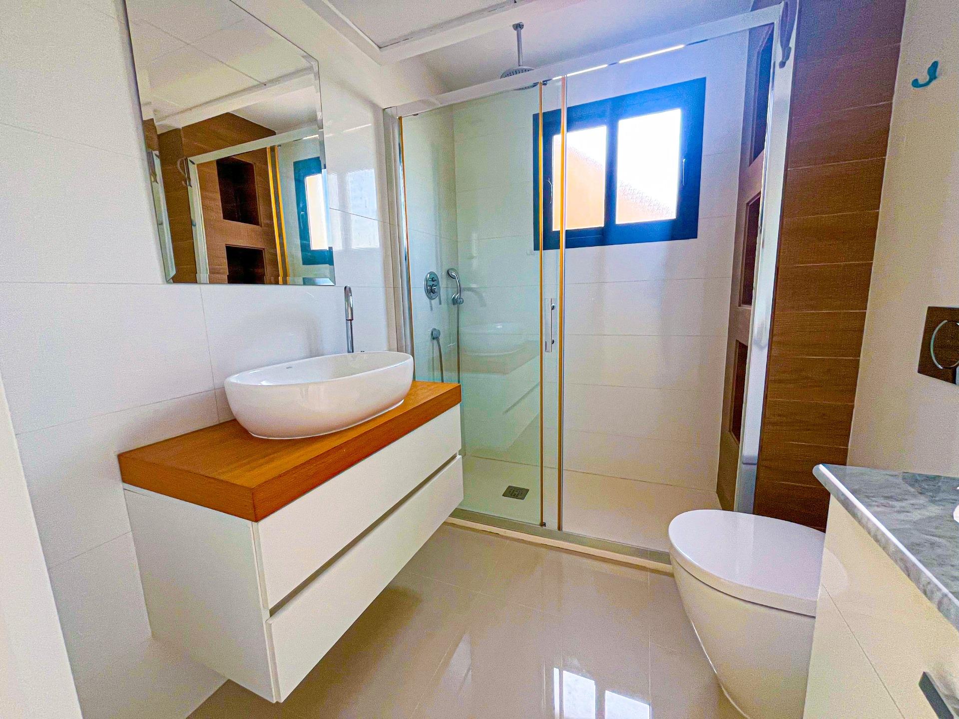 4-15-48 VILLA DE LUJO EN LA ZENIA. 5 DORM. 4 BAÑOS. PISCINA PRIVADA. PARCELA 410 M2.