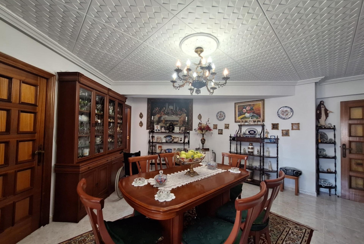 PISO AMPLIO Y LUMINOSO CON ASCENSOR EN PINTOR GISBERT – SAN BLAS