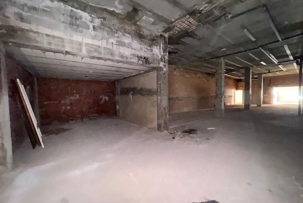 SE VENDE LOCAL COMERCIAL CON 261 M2. A 150 METROS DE LA PLAYA. PARA CUALQUER TIPO DE NEGOCIO.