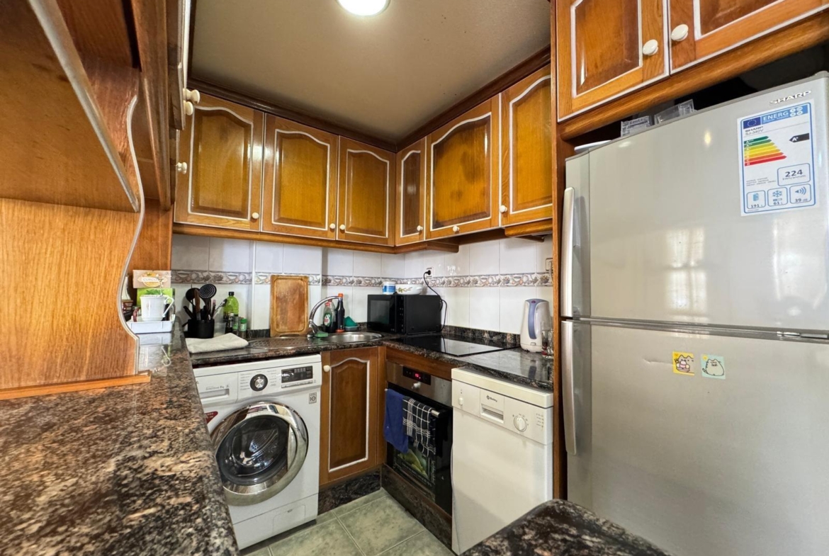 ADOSADO EN GUARDAMAR DEL SEGURA CON GARAJE A 400 METROS DE PLAYA. 3 DORM. 2 BAÑOS. SOTANO DE 60 M2. PISCINA COMUNITARIA.