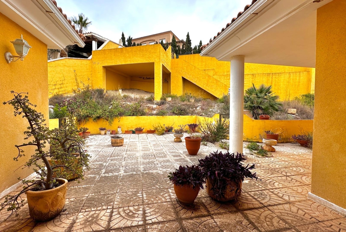 “Villa met panoramisch uitzicht en groot potentieel in Altea Hills”