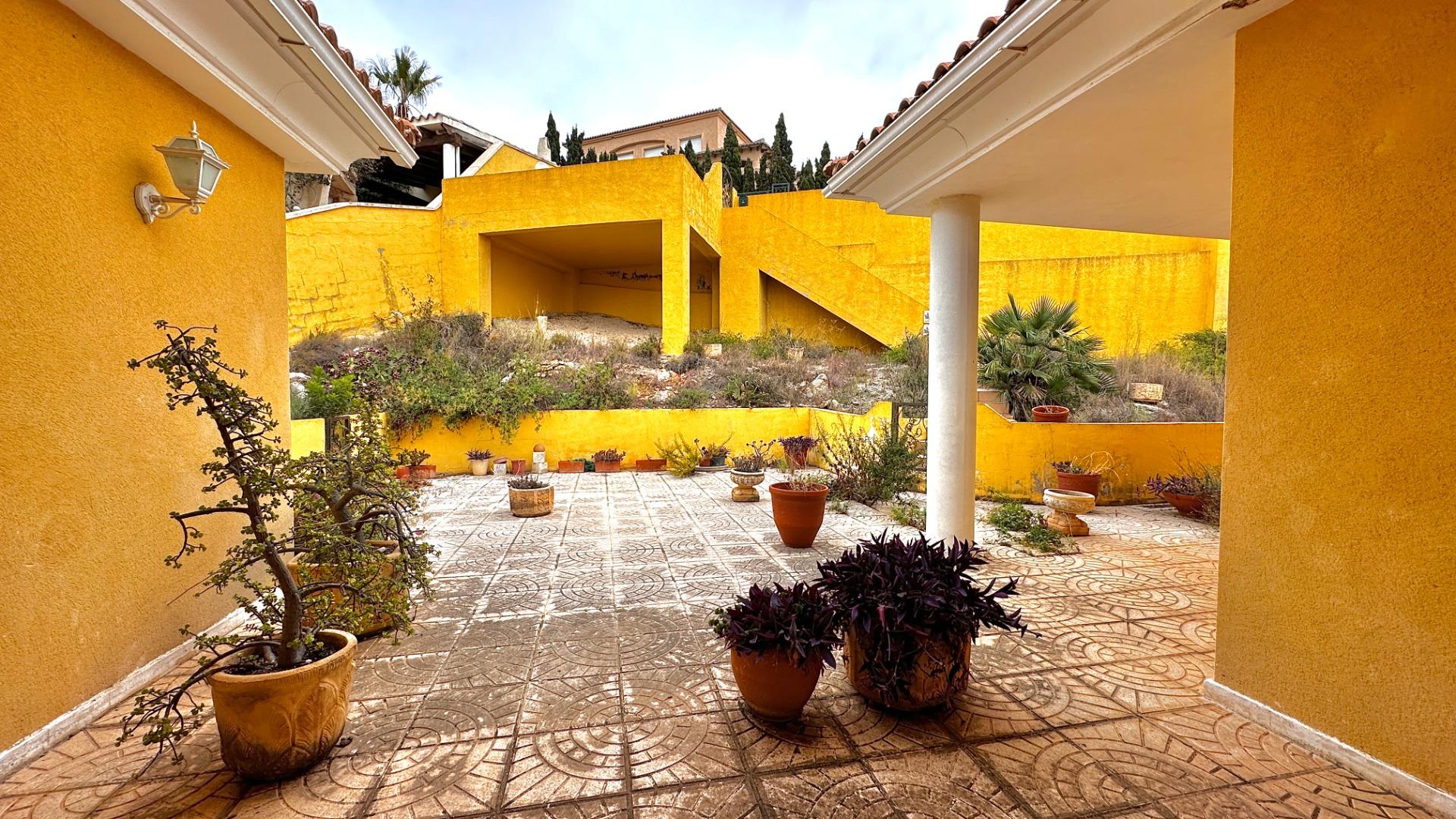 “Villa met panoramisch uitzicht en groot potentieel in Altea Hills”
