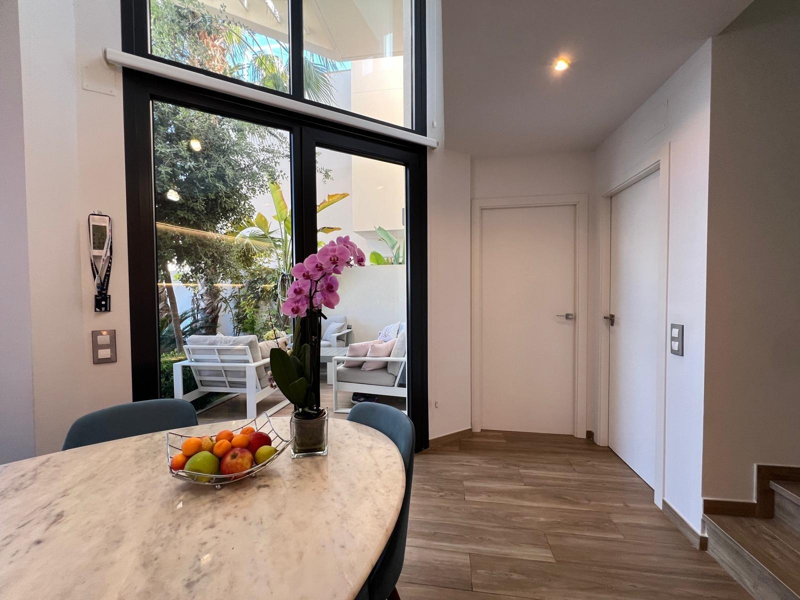 VILLA OBRA NUEVA! 3 DORMITORIOS. 3 BAÑOS. PARCELA 200 M2. PISCINA PROPIA. GARAJE.