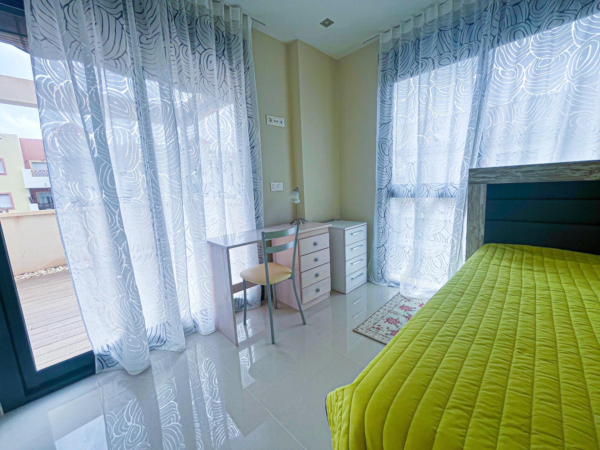4-17-44 VILLA DE LUJO EN LA ZENIA. 5 DORM. 4 BAÑOS. PISCINA PRIVADA. PARCELA 410 M2.