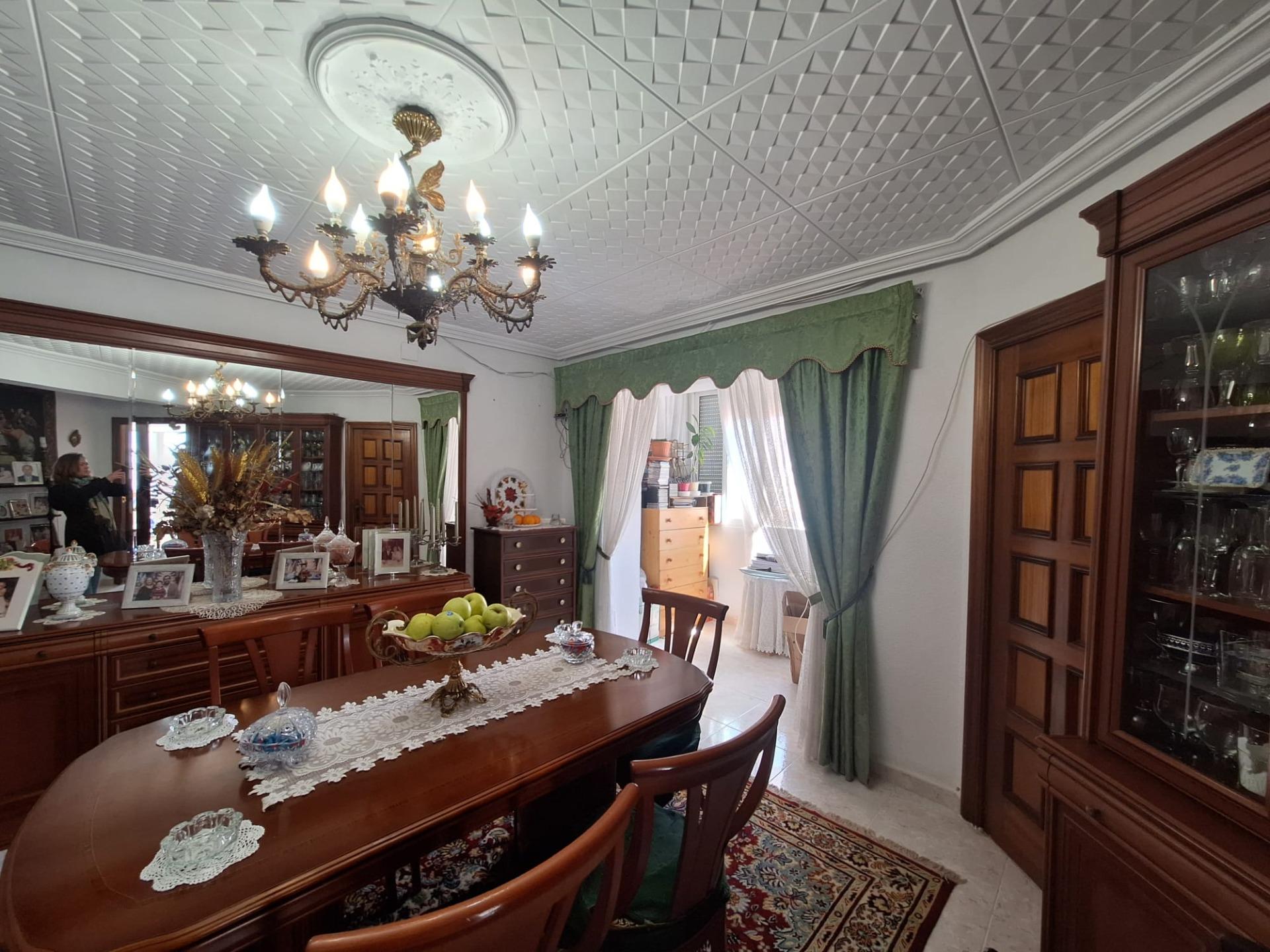 PISO AMPLIO Y LUMINOSO CON ASCENSOR EN PINTOR GISBERT – SAN BLAS