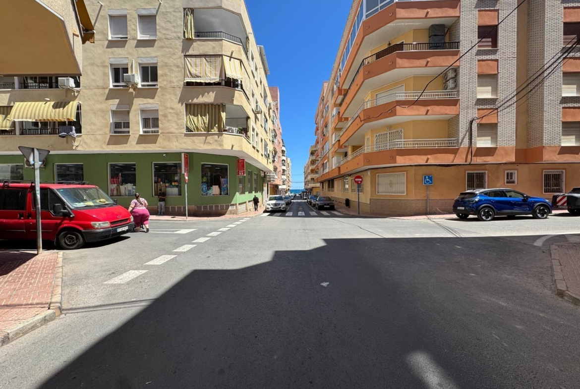 SE VENDE LOCAL COMERCIAL CON 261 M2. A 150 METROS DE LA PLAYA. PARA CUALQUER TIPO DE NEGOCIO.