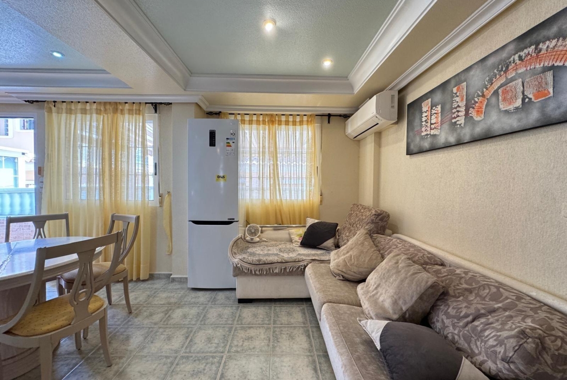 ADOSADO EN GUARDAMAR DEL SEGURA CON GARAJE A 400 METROS DE PLAYA. 3 DORM. 2 BAÑOS. SOTANO DE 60 M2. PISCINA COMUNITARIA.