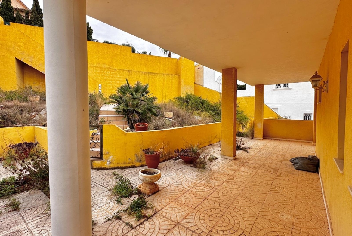 “Villa met panoramisch uitzicht en groot potentieel in Altea Hills”