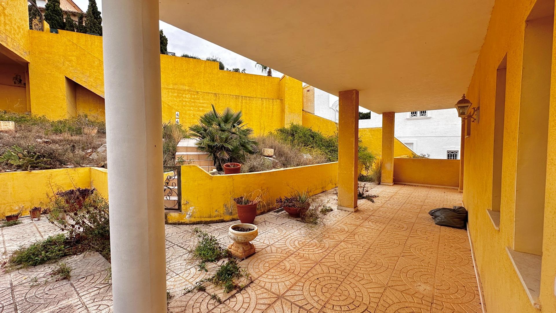 “Villa met panoramisch uitzicht en groot potentieel in Altea Hills”
