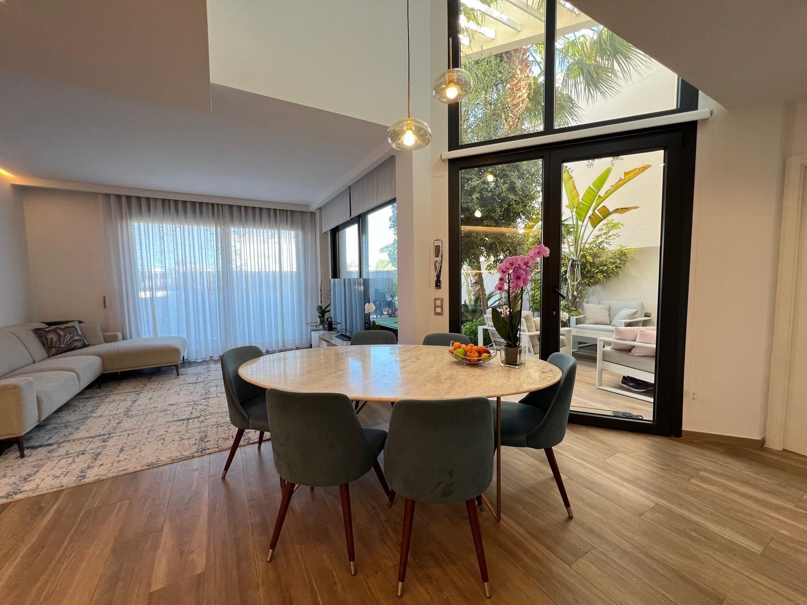 VILLA OBRA NUEVA! 3 DORMITORIOS. 3 BAÑOS. PARCELA 200 M2. PISCINA PROPIA. GARAJE.