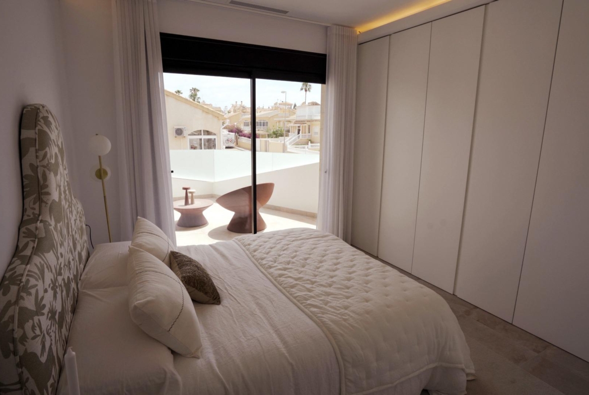 VILLAS DE LUJO! OBRA NUEVA DE ALTA CALIDAD! 3 DORMITORIOS. 3 BAÑOS. PISCINA PRIVADA. PARCELA 180M2.