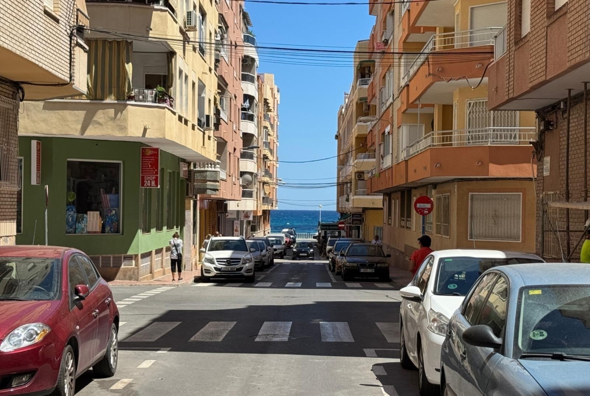SE VENDE LOCAL COMERCIAL CON 261 M2. A 150 METROS DE LA PLAYA. PARA CUALQUER TIPO DE NEGOCIO.