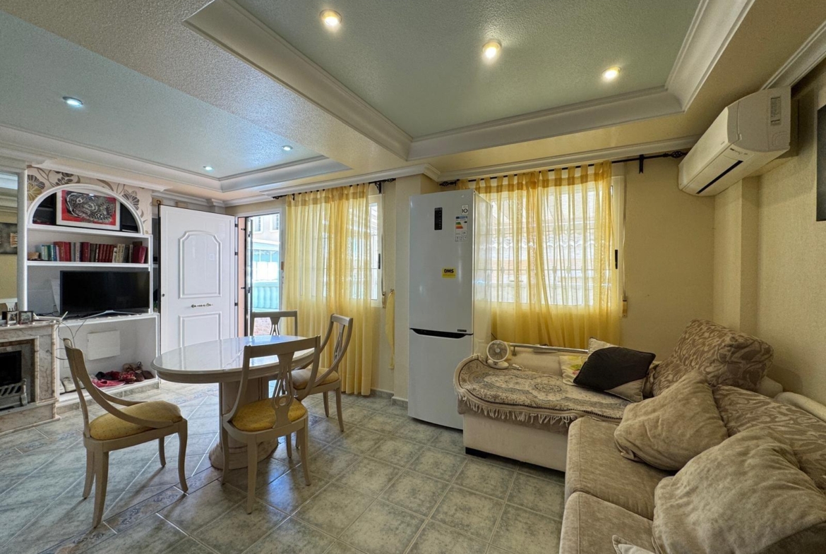 ADOSADO EN GUARDAMAR DEL SEGURA CON GARAJE A 400 METROS DE PLAYA. 3 DORM. 2 BAÑOS. SOTANO DE 60 M2. PISCINA COMUNITARIA.