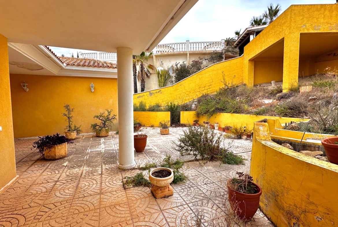 “Villa met panoramisch uitzicht en groot potentieel in Altea Hills”
