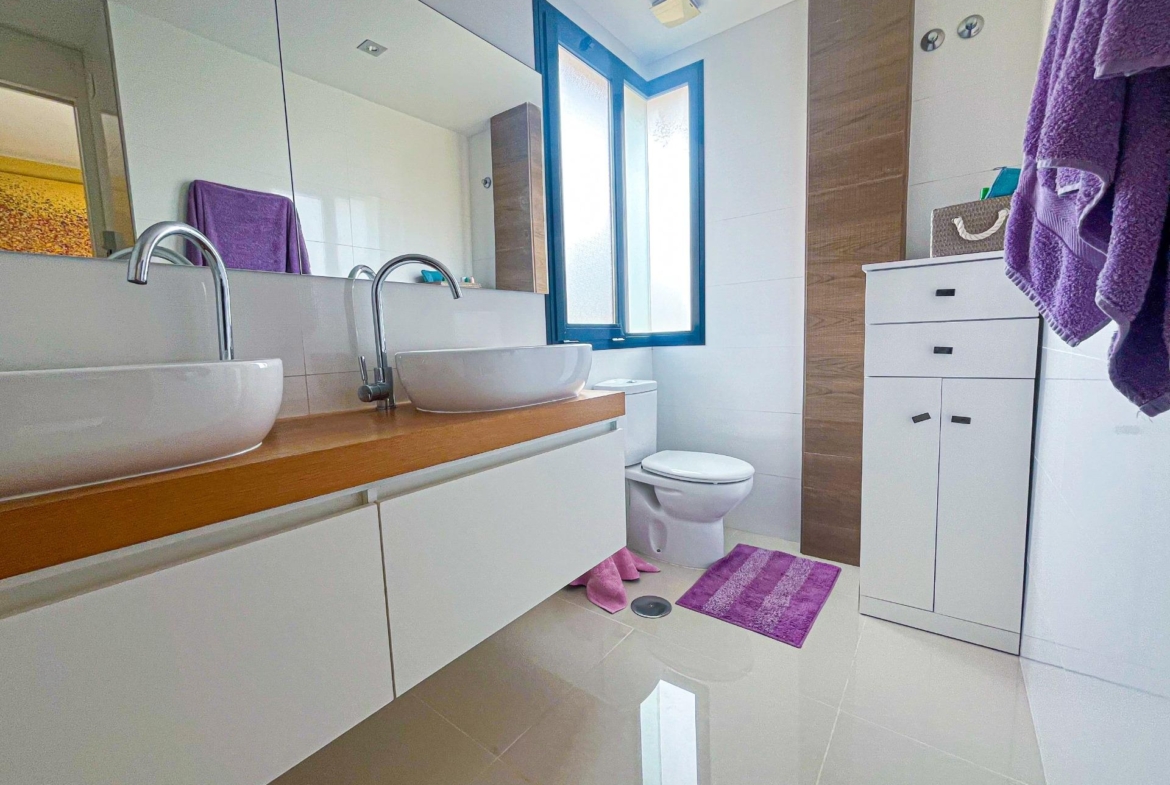 VILLA DE LUJO EN LA ZENIA. 5 DORM. 4 BAÑOS. PISCINA PRIVADA. PARCELA 410 M2.