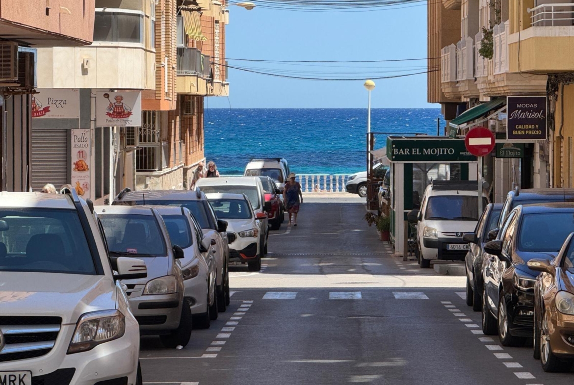 SE VENDE LOCAL COMERCIAL CON 261 M2. A 150 METROS DE LA PLAYA. PARA CUALQUER TIPO DE NEGOCIO.