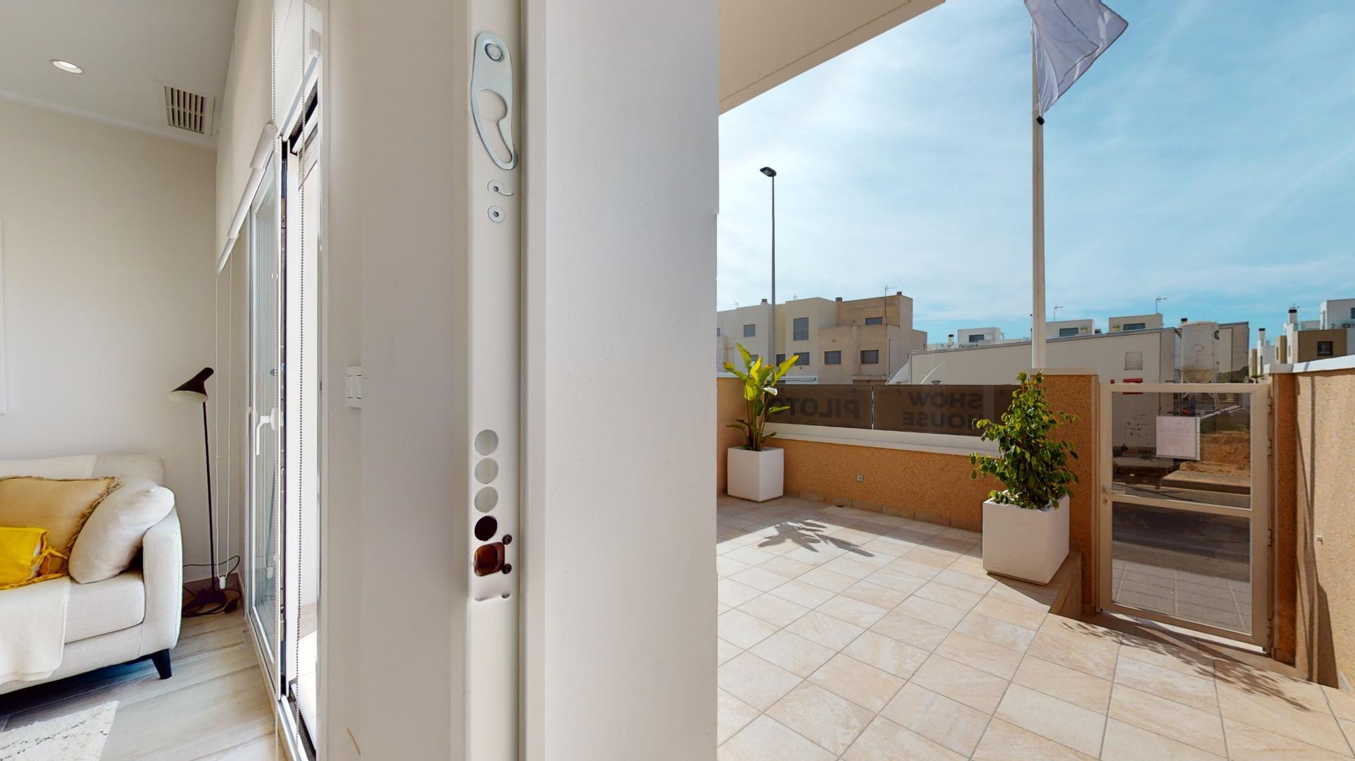 4-19-60 ADOSADOS DE OBRA NUEVA EN PILAR DE LA HORADADA. 3 DORM. 2 BAÑOS. CON PLAZA DE GARAJE Y PISCINA. 83 M2. JARDIN 33 M2. SOLARIUM 34 M2.