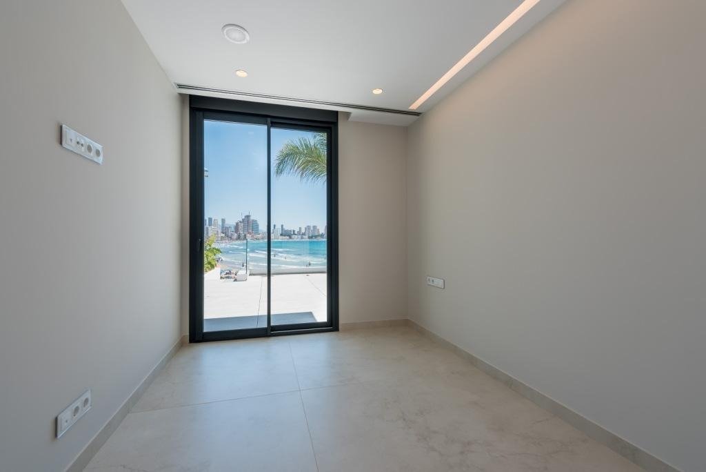 l Impressionante Dúplex a Estrenar en Primera Línea de Playa en Benidorm – Poniente